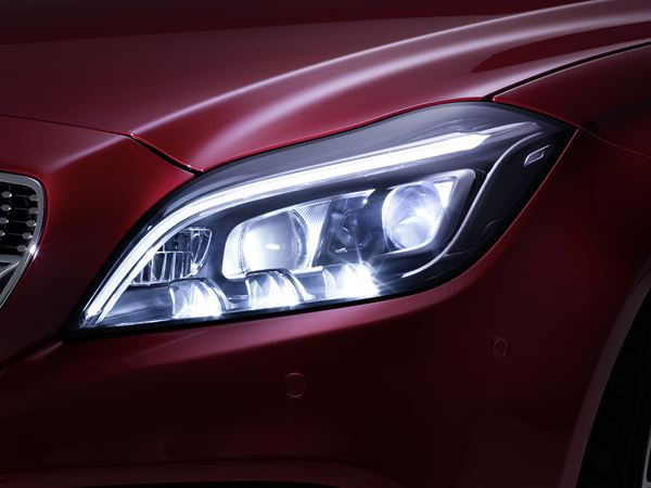 Mercedes-Benz Intelligent Drive : phares LED hautes performances