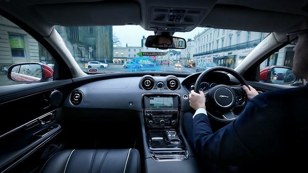 Une projection de "voiture pilote" pour que le conducteur puisse la suivre
