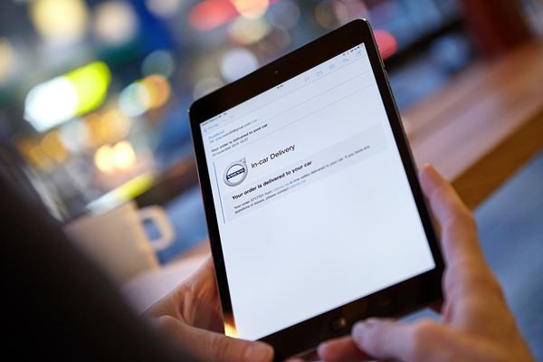 Le système de livraison itinérante Volvo facilite les achats en ligne