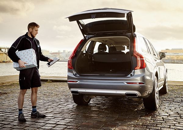 Le système de livraison itinérante Volvo facilite les achats en ligne