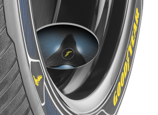 Le pneu concept IntelliGrip de Goodyear utilise des capteurs avancés
