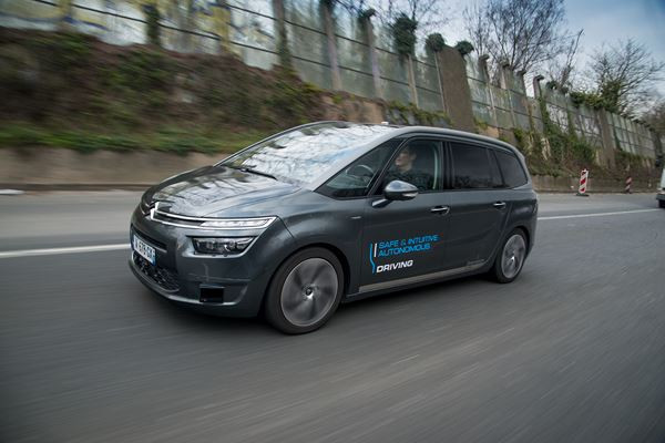 Le Citroën C4 Picasso autonome circule sans supervision du conducteur