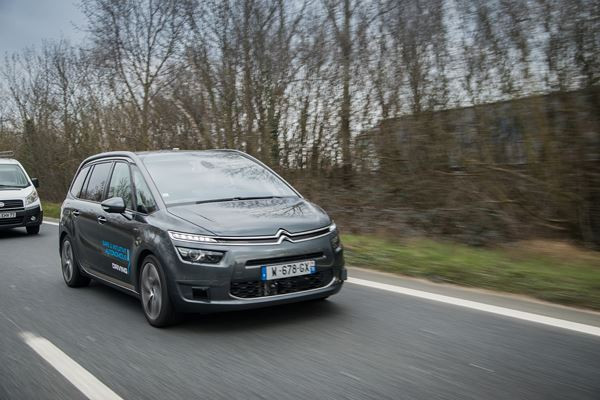 Le Citroën C4 Picasso autonome circule sans supervision du conducteur