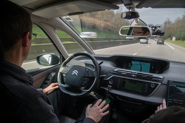 Le Citroën C4 Picasso autonome circule sans supervision du conducteur