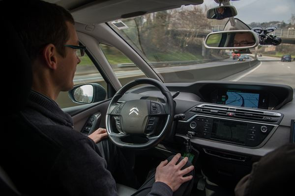 Le Citroën C4 Picasso autonome circule sans supervision du conducteur