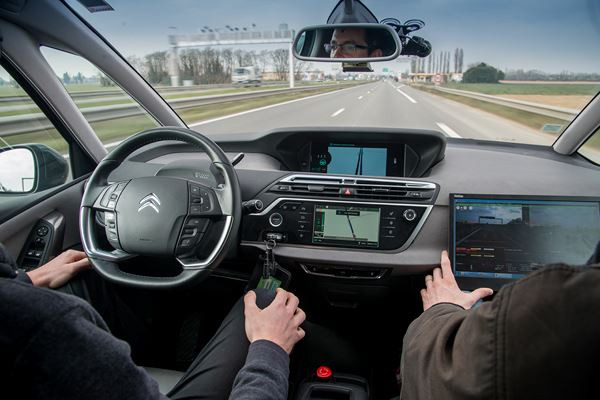 Le Citroën C4 Picasso autonome circule sans supervision du conducteur