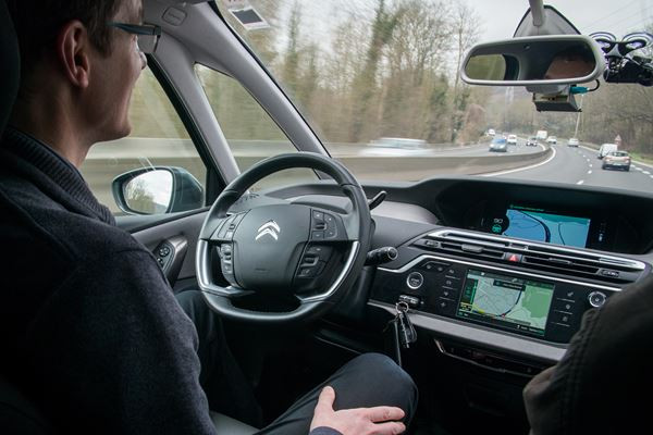 Le Citroën C4 Picasso autonome circule sans supervision du conducteur