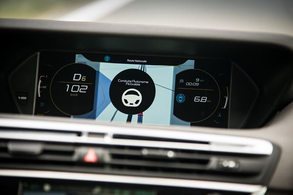 Le Citroën C4 Picasso autonome circule sans supervision du conducteur