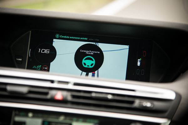 Le Citroën C4 Picasso autonome circule sans supervision du conducteur