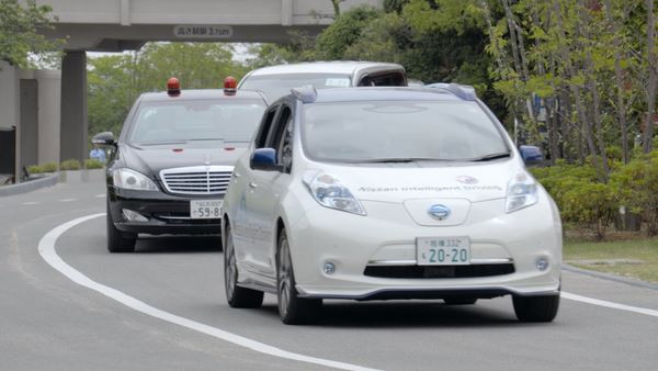 Le Nissan ProPilot circule dans sa file de façon autonome sur autoroute