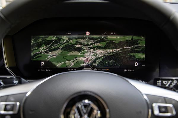 Un combiné d’instrumentation numérique incurvé équipe le Volkswagen Touareg