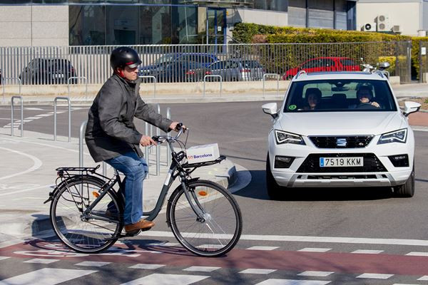 La voiture connectée en 5G détecte les piétons, les cyclistes et les obstacles statiques