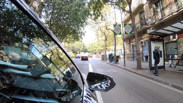 La voiture se connecte aux feux tricolores et aux panneaux d’information de Barcelone