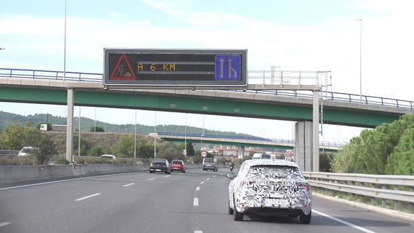 La voiture se connecte aux feux tricolores et aux panneaux d’information de Barcelone