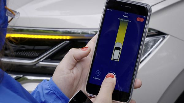 La commande à distance sur smartphone permet de garer le Volkswagen Touareg