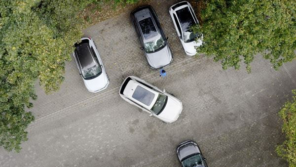 La commande à distance sur smartphone permet de garer le Volkswagen Touareg