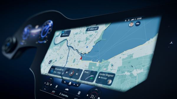 Un écran incurvé qui s'étend sur presque toute la largeur du véhicule Mercedes EQS