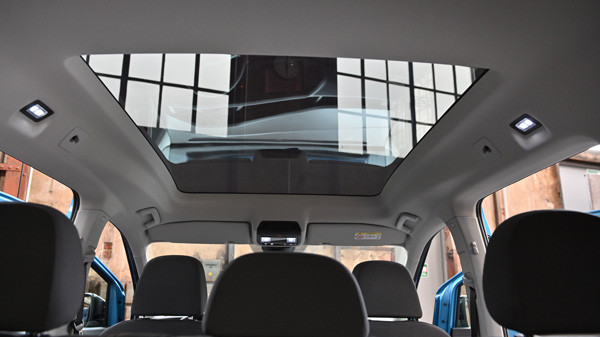 Le toit en verre panoramique fixe offre une vision totalement dégagée