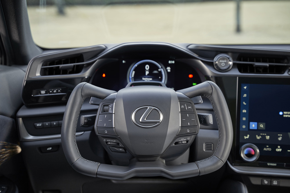 Le volant Steer-by-Wire en forme de papillon de Lexus remplace le volant traditionnel