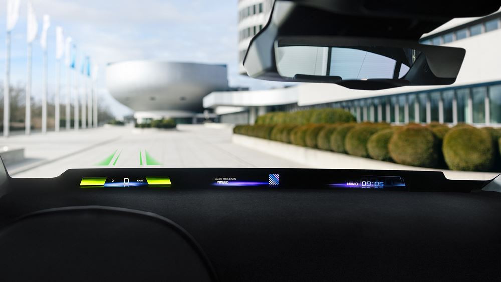 L'affichage tête haute BMW Panoramic Vision s'étend sur toute la largeur du pare-brise