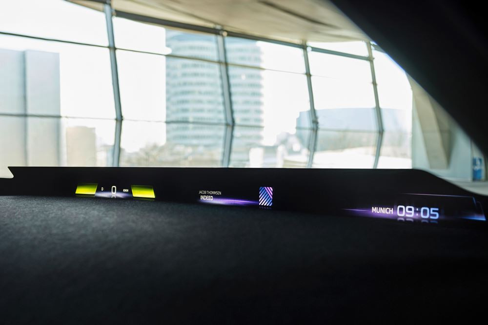 L'affichage tête haute BMW Panoramic Vision s'étend sur toute la largeur du pare-brise