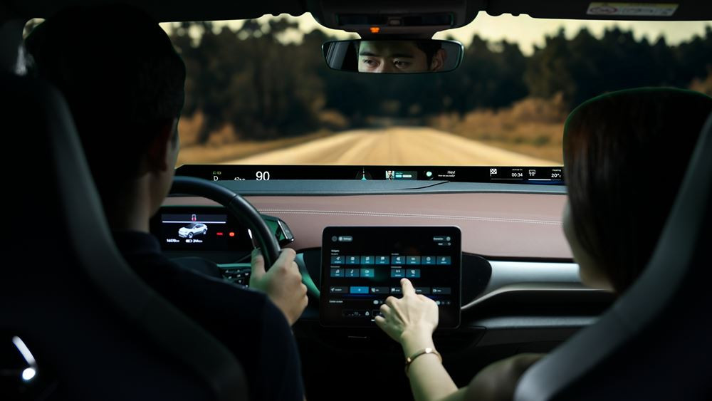 Le pare-brise Sekurit Immersive Vision est doté d'un bandeau d'affichage panoramique