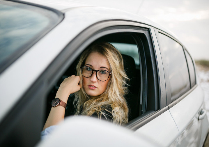 Jeunes femmes au volant : qui va piano, va sano ?