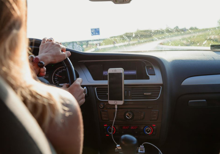Les femmes conduisent aussi bien que les hommes mais préfèrent être mieux couvertes