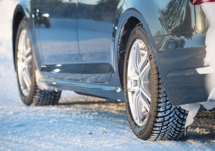 Des conseils pour une conduite sûre en plein hiver en direction des sommets enneigés