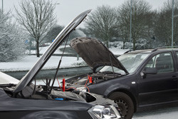 La batterie de voiture est mise à rude épreuve par grand froid