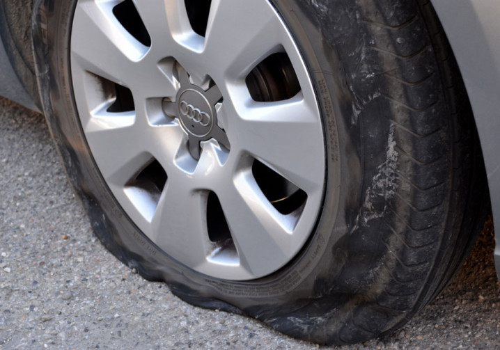 La réparation d'un pneu crevé par champignon est effectuée par l'intérieur du pneu