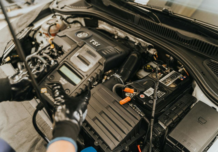 La lecture des codes défauts enregistrés par un calculateur moteur nécessite un diagnostic électronique