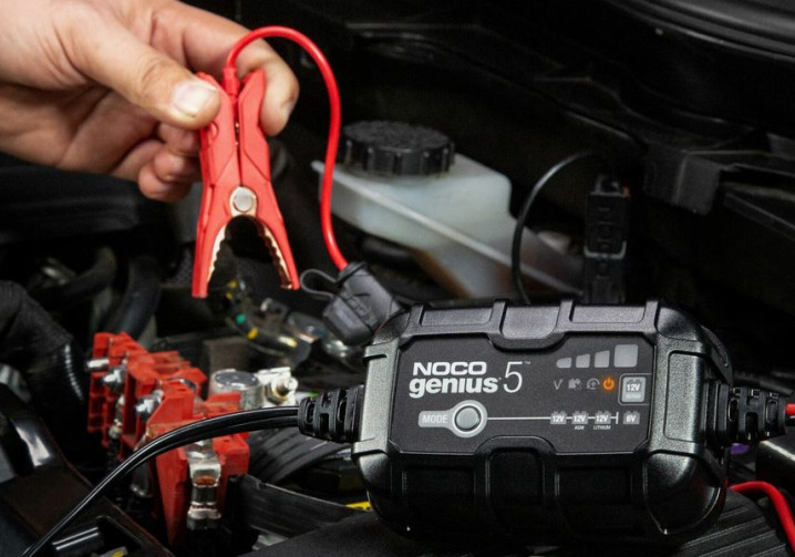 Un chargeur de batterie prolonge la durée de vie des batteries 12V