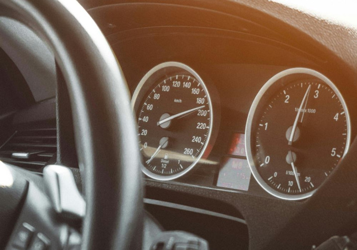 L’excès de vitesse d’au moins 50 km/h au-dessus de la vitesse autorisée devient un délit