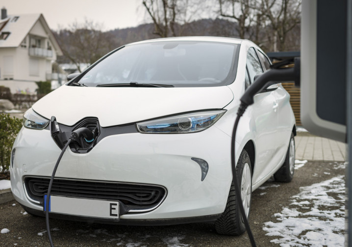 À quelle vitesse et quelle autonomie peut-on recharger un véhicule électrique à la maison ?