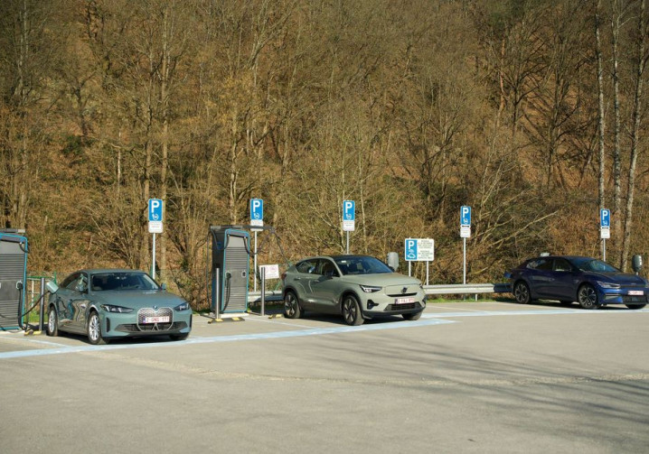 Véhicule électrique sur l'autoroute: comment savoir si les bornes de recharge sont disponibles?