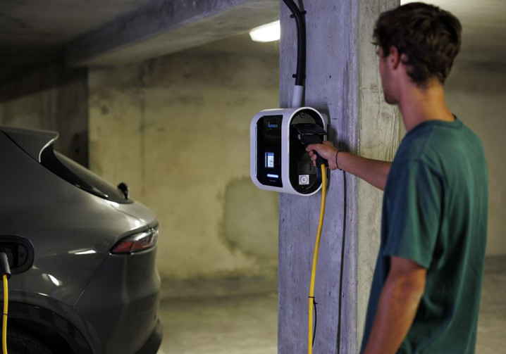 L'installation d'une borne de recharge de plus de 3,7 kW ne peut pas être réalisée par n'importe quel électricien