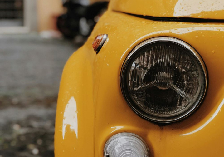 Une plateforme d'enchères automobiles pour revendre en l'état un véhicule ancien fortement kilométré