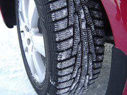 Les pneus hiver améliorent la sécurité sur la route pendant l’hiver