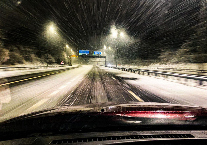 Les gestes à adopter au volant d'une voiture électrique en hiver