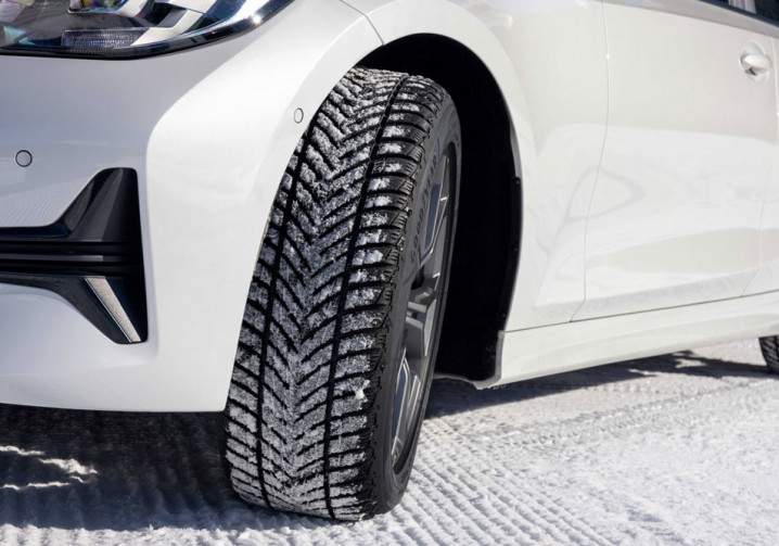 Un pneu hiver se différencie par le mélange de gomme et le dessin de la bande de roulement