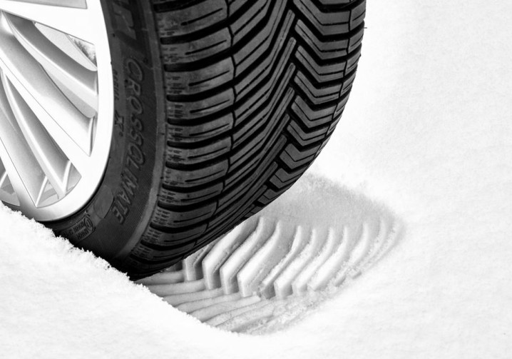 Le pneu 4 saisons assure l'alternance entre le pneu été et le pneu hiver sans permutations semestrielles