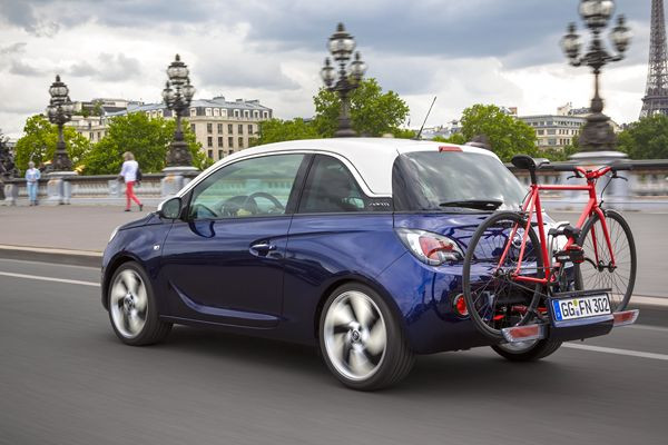 Le porte-vélos FlexFix de l’Opel Adam permet des déplacements en ville en vélo et en auto
