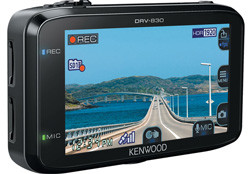 La dashcam Kenwood DRV-830 peut filmer à faible cadence lors d'un choc