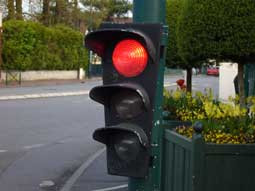 Les premiers radars automatiques de feux rouges s’installent à Paris, Bordeaux et Lyon