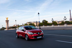 La Renault Clio devant la Peugeot 208 et le Renault Captur en 2014 en France
