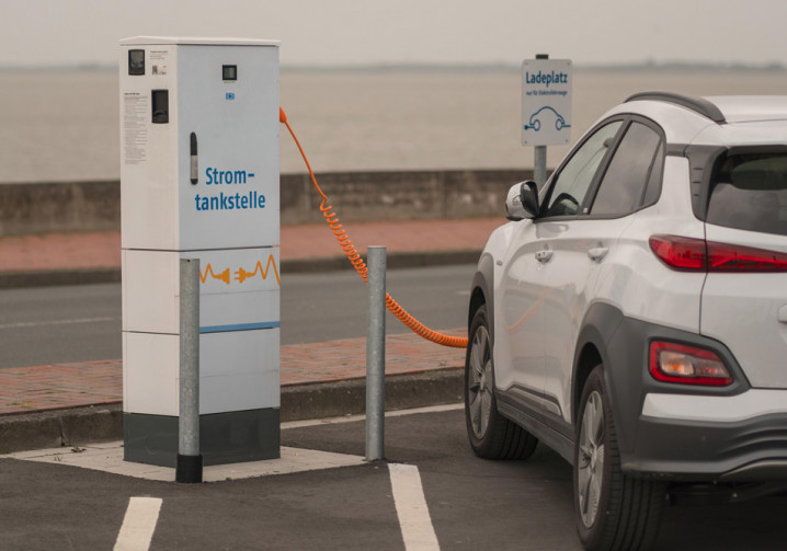 Le prix élevé des voitures électrifiées est le principal frein à l'achat