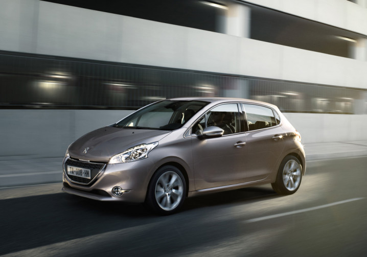 La Peugeot 208 devant la Dacia Sandero et la Renault Clio en 2022 en France