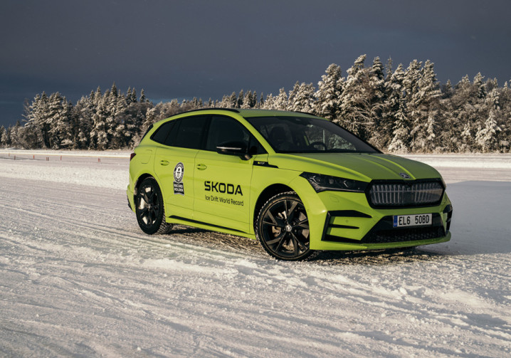 La Skoda Enyaq RS iV s'offre le record du monde de drift sur glace