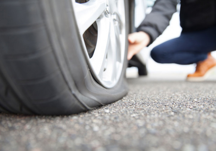 Près de la moitié des automobilistes ne géreraient pas eux-mêmes une crevaison sur le bord de la route